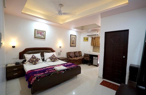 Sarkhej Hotel | Hotel Royal