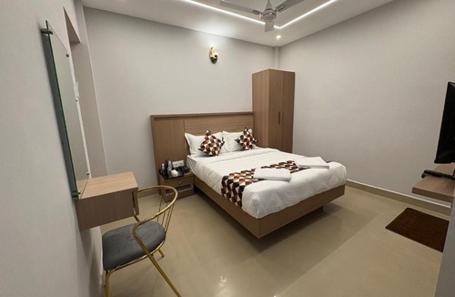 Thousand Lights Apartment | Hotel Royal Inn Near US Consulate, Apollo Hospitals