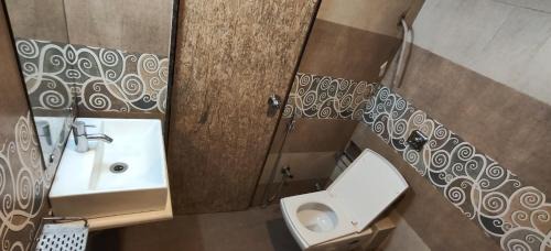 Jogeshwari West House | Hotel RS Court