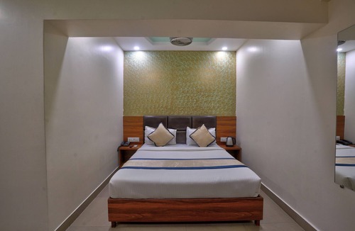 Vile Parle West Cabin | Hotel Saineel Residency