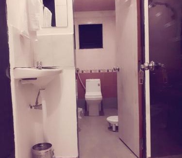 Mahabaleshwar Bed & Breakfast | Hotel Savera Holidays Main Market