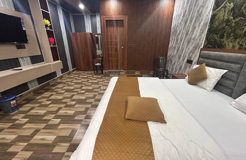 Sadabad Hotel | Hotel Shri Dauji Maharaj Palace