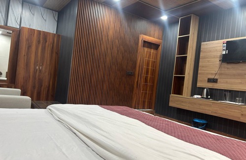 Sadabad Hotel | Hotel Shri Dauji Maharaj Palace