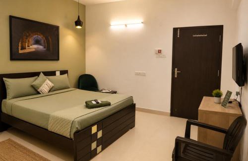 Kukatpally Housing Board Colony House | Hotel Skyline Grand Near JNTU College & Metro Station, Kukatpally