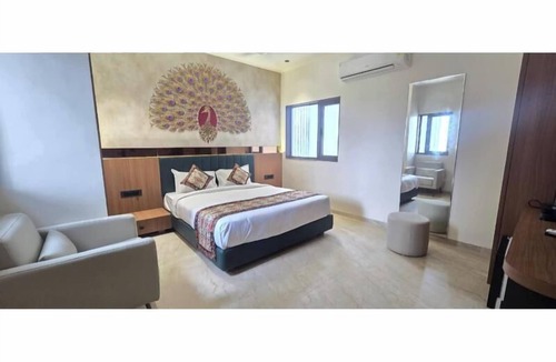 Dwarka Hotel | Hotel The Grand Om Krishna