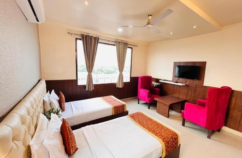 Gomti Nagar Hotel | Hotel The Leaf - Gomti Nagar Lucknow