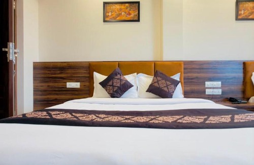 Udaipur City Centre Hotel | HOTEL VRINDA 966O9O1OO6 Old city Just 750mtr from City palace