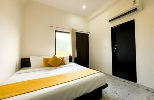 Mathura Hotel | Hotel Vrinda Sarovar 800 m from mathura junction