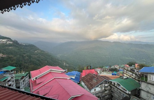 Gangtok Hotel | Hotel Yeasel continental by Staynest 100 meter from Ridge Park