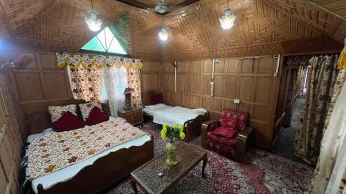 Dal Lake Hotel | Houseboat PANDORA