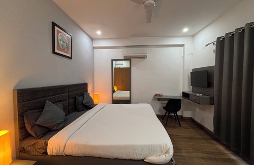 Sushant Lok Hotel | Housr Sector 43 Gurgaon Paras Hospital