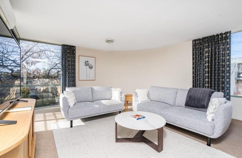 Kingston Apartment | Howitt Place Apt minutes to Parliamentary Triangle
