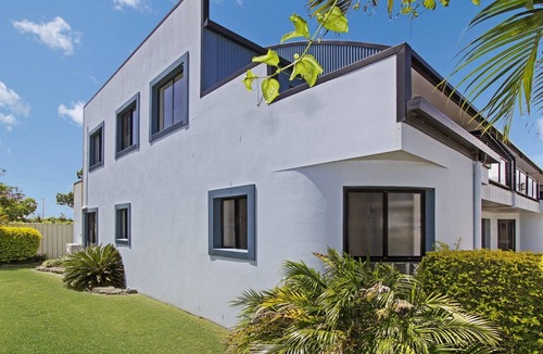 South Evans Head Apartment | Immaculate 3BR townhouse 500m from beach, river & village with BBQ patio, air-con