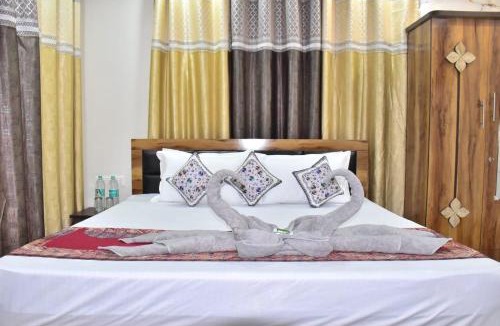 Dharampur Apartment | Inder Stay ! Balcony Rooms ! Parking !