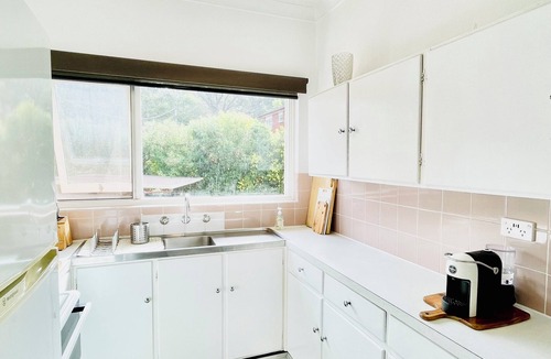 Lyneham Apartment | Inner North Retro Gem - Pet Friendly
