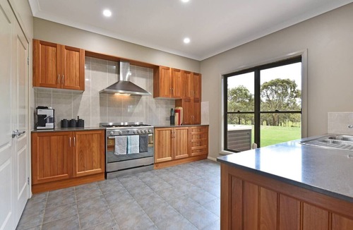 Lovedale House | Ironstone Residence relaxing retreat 6 bed 2 bth private pool and hot spa pool table