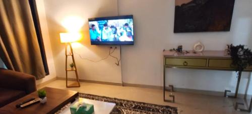 Goregaon West Apartment | Ivy Urban Cozy 401 Private 1Bhk 3 Min Nesco