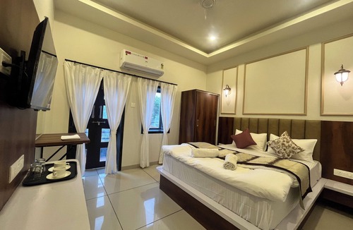 Lake Swaroop Sagar Hotel | Jeel Pearl Hotel