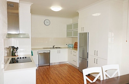 Eden Apartment | Jodi's Beach Retreat: 2 bedroom pet friendly apartment