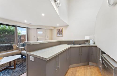 Jindabyne House | Khione 6 - 2BR Modern Townhouse l Spa Bath l WiFi l Air-Con l BBQ