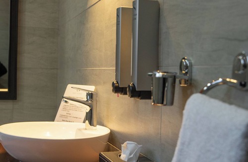 Muthaiga Hotel | King Suite with Balcony and Bathtub near UN Nairobi, Cozy Stead Garden House