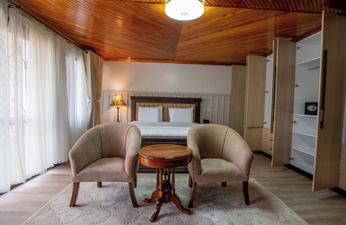 Gigiri Hotel | King Suite with Balcony and Bathtub near UN Nairobi, Cozy Stead Haven House
