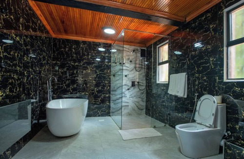 Gigiri Hotel | King Suite with Balcony and Bathtub near UN Nairobi, Cozy Stead Haven House