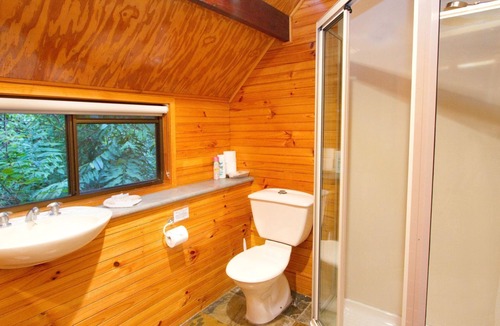 England Creek Cottage | Kingfisher: Mt Glorious Getaways