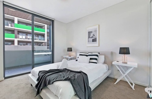Wolli Creek Apartment | KOZYGURU | Wolli Creek | Kozy 3 BED APT + Free Parking | NWC009