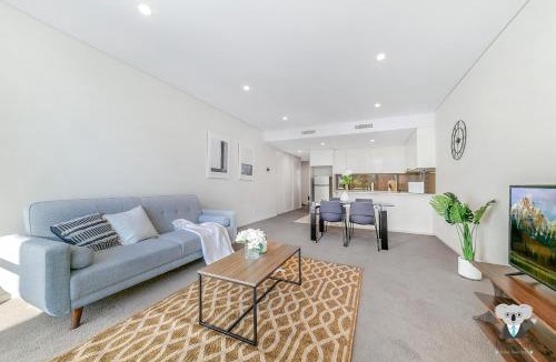 Wolli Creek Apartment | KOZYGURU WOLLI CREEK KOZY 3 BED APT + FREE PARKING NWC009