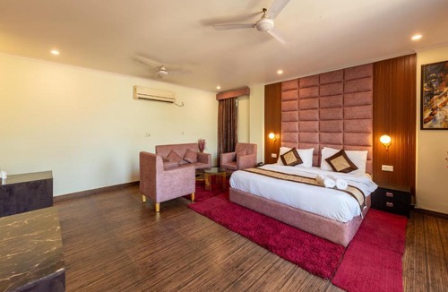 Gurugram Hotel | La Comfort By shrpl