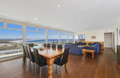 Crescent Head House | La Mer, 19 Dulconghi Street