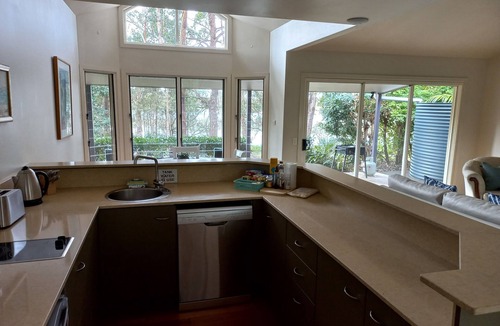 Emerald Beach Cottage | Lake Russell Lakeside Retreat - Monet Cottage