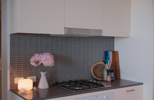 Wolli Creek Apartment | Lake View 3BR Close to City, Airport, Parking