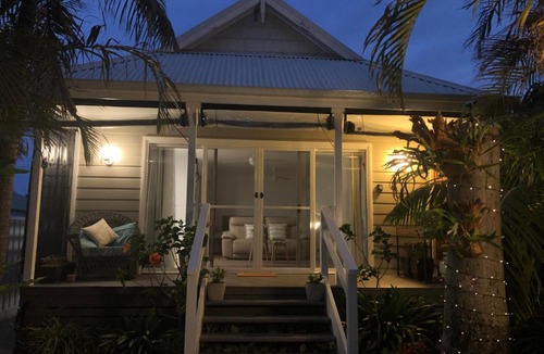 Marks Point Bed & Breakfast | Lakeside Bungalow
