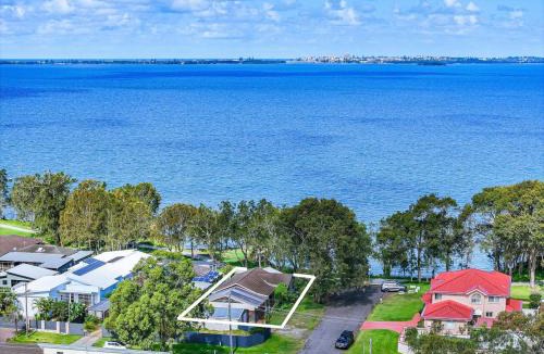 Karraganbah House | Lakeside Lodge