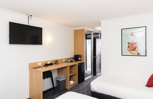 Oak Flats Hotel | Lakeview Hotel Motel