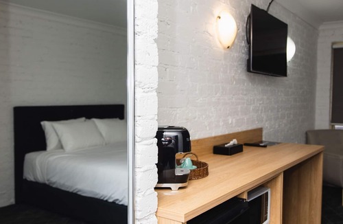 Oak Flats Hotel | Lakeview Hotel Motel