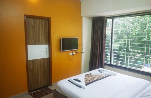 Lokhandwala Complex Hotel | Lalsai Residency
