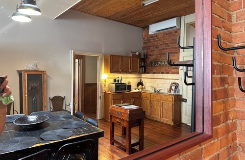 Echuca House | Large, 2 BR stable conversion (circa 1874) tucked in the heart of old town. 🍃