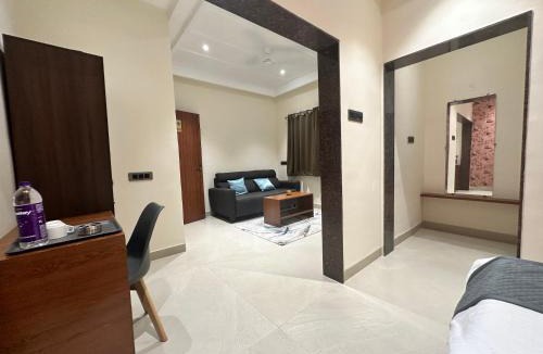 Akalkot House | LEO Deluxe & Suite Room
