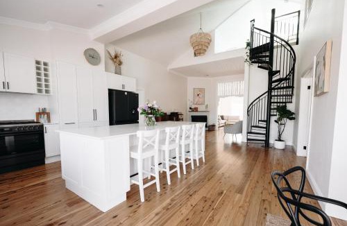 Parkes House | Lexton House - Luxurious Cottage