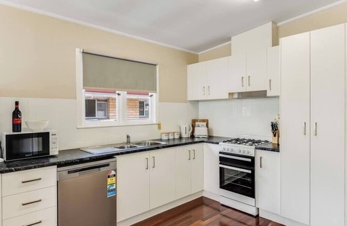 East Toowoomba House | Light & Bright! 3 Bedroom Cottage, East Toowoomba!