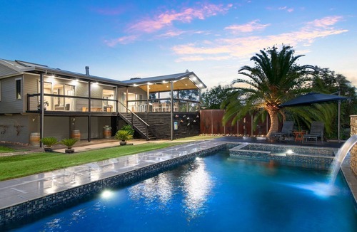 Keinbah House | Lilies Luxury Pool Retreat Lakeside on Lovedale 5 star