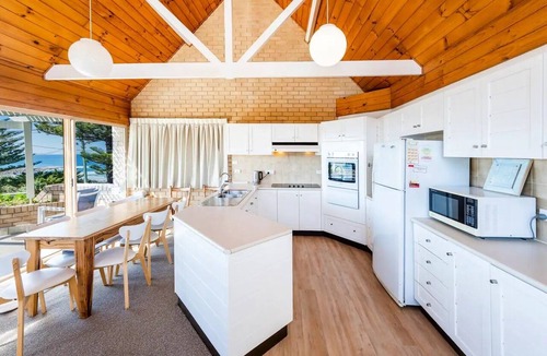 Yamba Apartment | Location+ Ocean & headland views. Wifi, gifts, linen, 3 bed, 2 bath & parking!