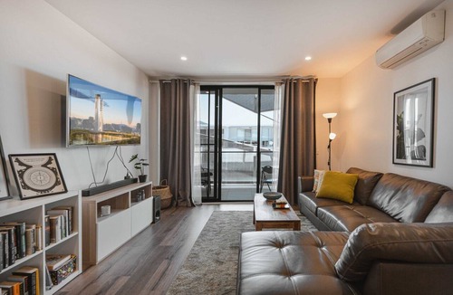 Braddon Apartment | Lonsdale St 1-Bed Unit with Study Area and Parking