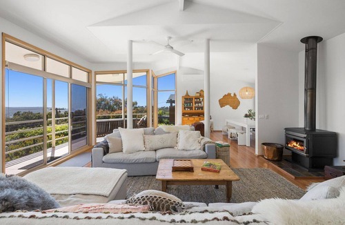 Anglesea House | Los Anglesea - With stunning 180- degree views from the ocean to the forest!