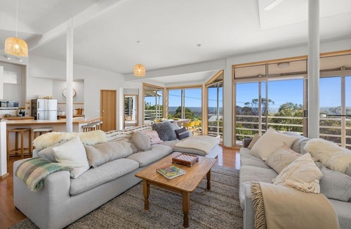 Anglesea House | Los Anglesea - With stunning 180- degree views from the ocean to the forest!
