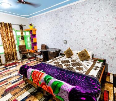Srinagar House | Luminaire Homestay - Family Stay with Attached Bath & Kitchen
