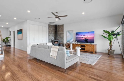 Silverwater House | Luminara Lago 6br Waterfront Retreat with Pool at Silverwater